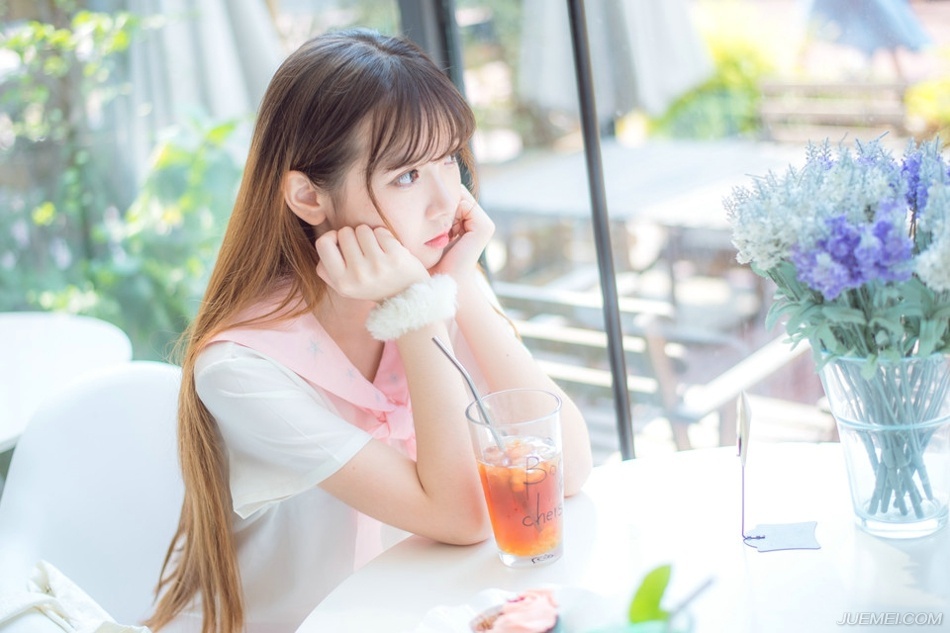 “喏。”关羽点了点头，之时在心里却默默地叹息一声，如此一来，汉室仅存的那点威严却是彻底没了，等于是刘备也同样将献帝视作了傀儡，不过内心里，关羽也没什么抵触，天下已经这样了，绝不是献帝一个小娃娃能够执掌的，待日后刘备扫平寰宇之时，自然可以重新树立大汉的威严。